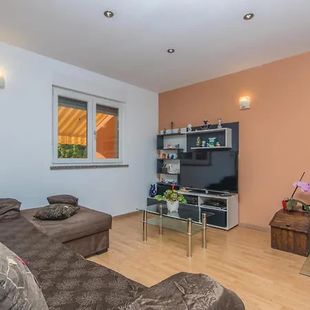 3 Bedroom Awesome In Holiday home *