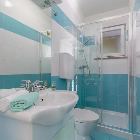 3 Bedroom Awesome In Holiday home *